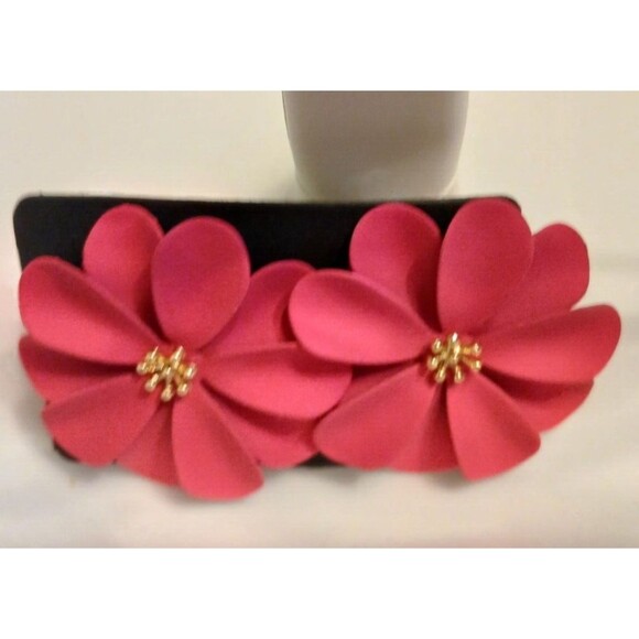 New 1.5" PINK Flower Gold Center Earrings - Picture 4 of 5